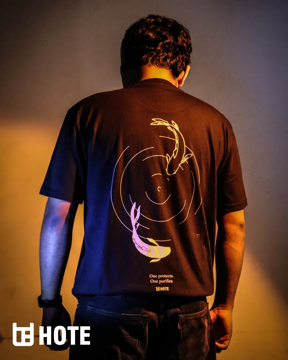 Lookbook HOTE JJK Tee, lampu hangat