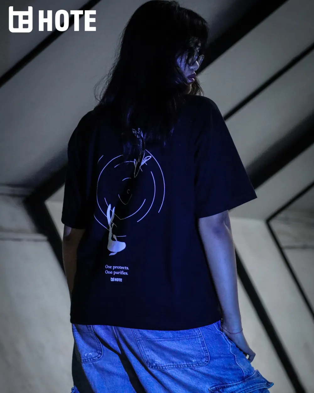 Punggung HOTE JJK Tee dengan print ikan