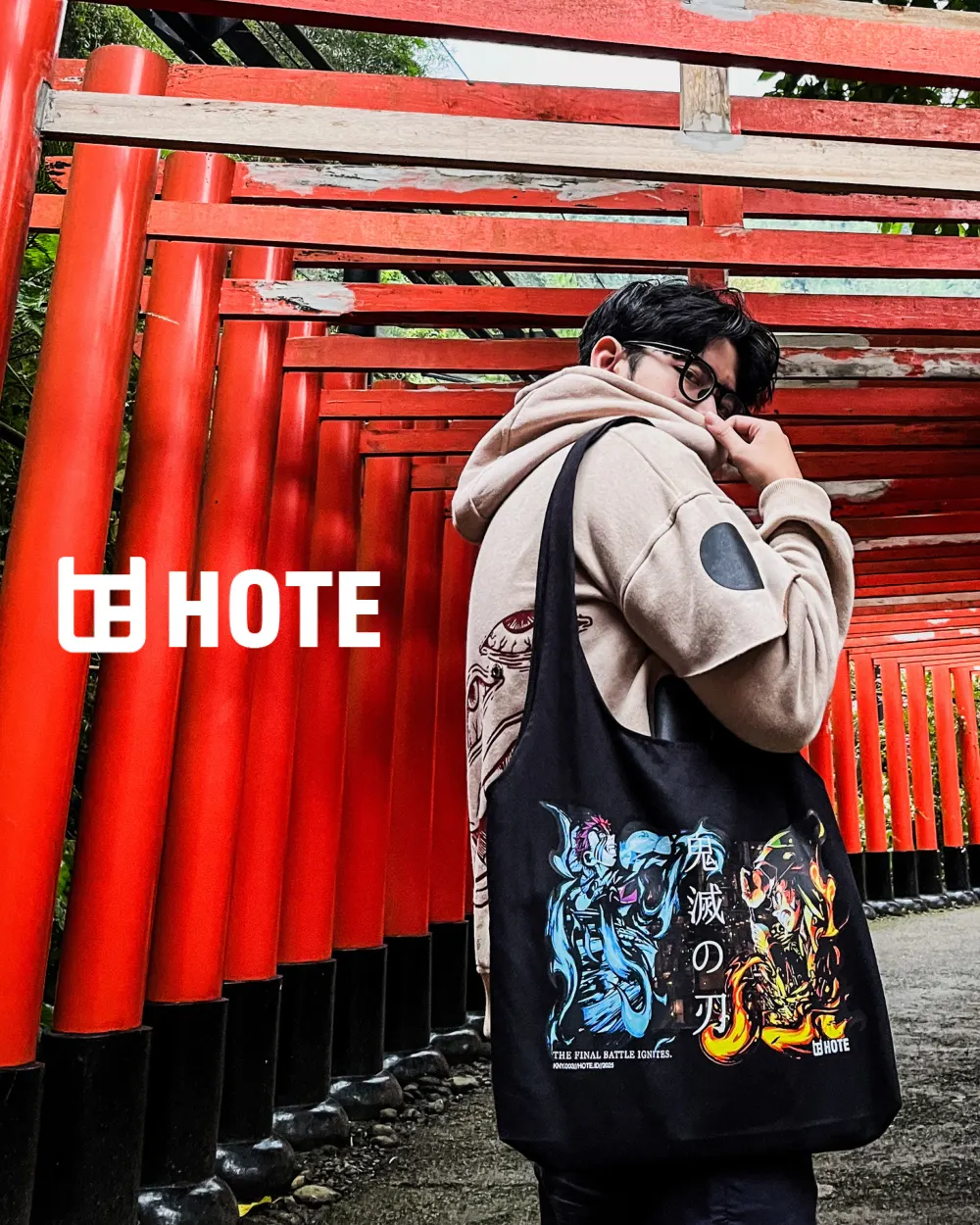 HOTEbag Demon Slayer di depan gerbang torii
