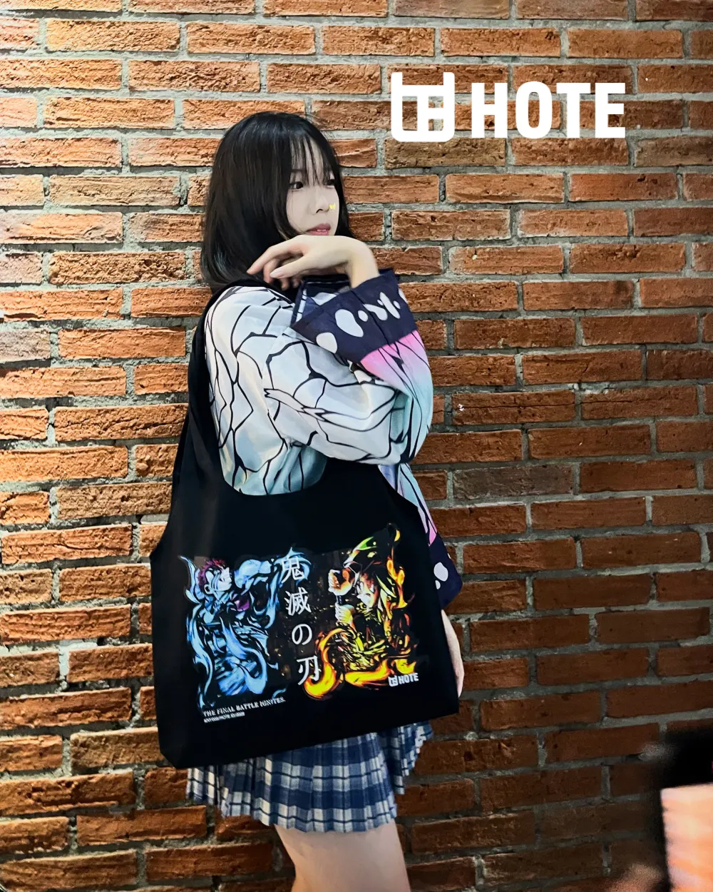 Cosplayer dengan HOTEbag di dinding bata