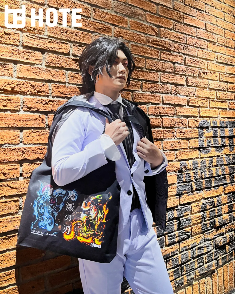 Cosplayer di dinding bata membawa HOTEbag