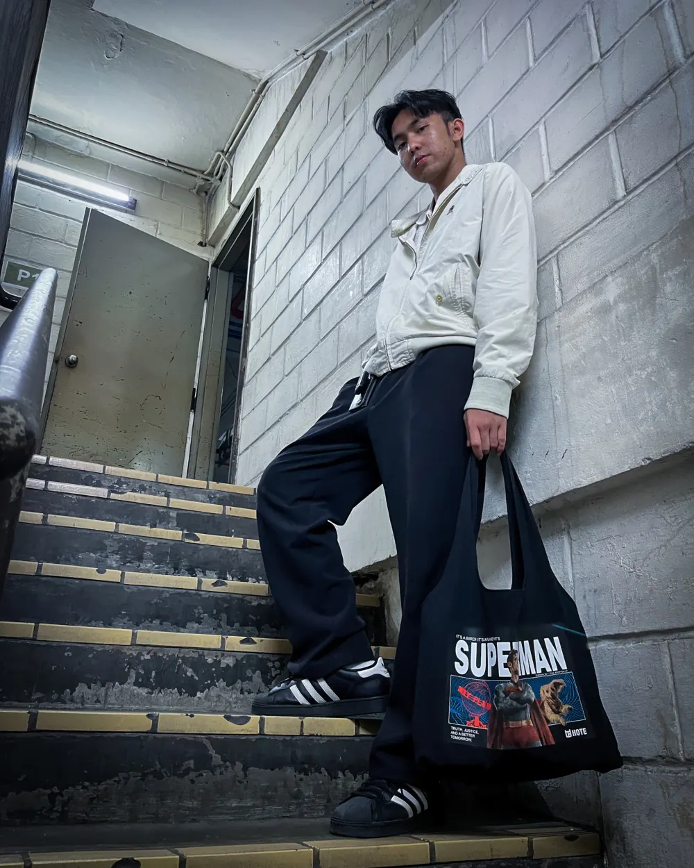 HOTEbag Superman di tangga