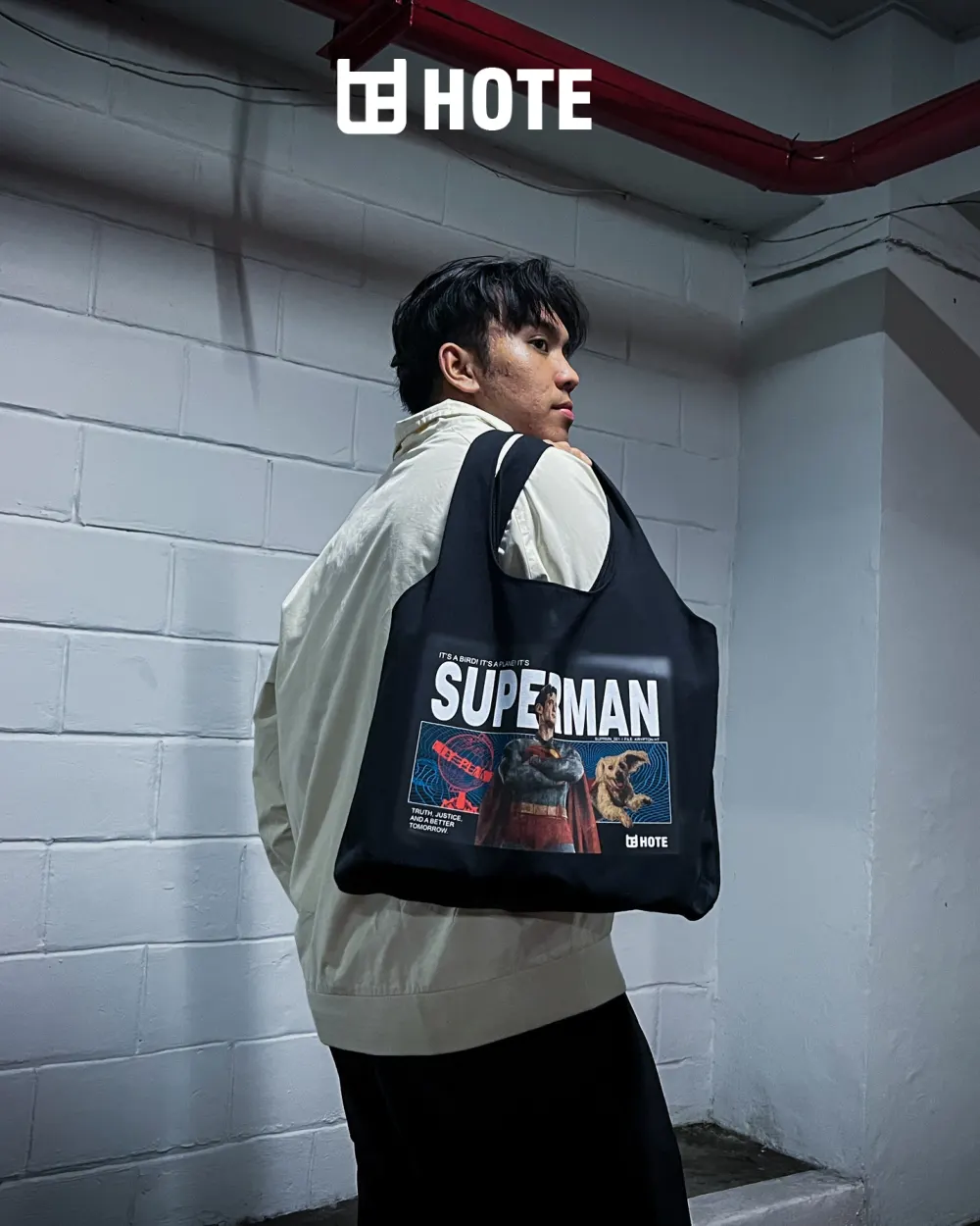 HOTEbag Superman dipakai di parkiran